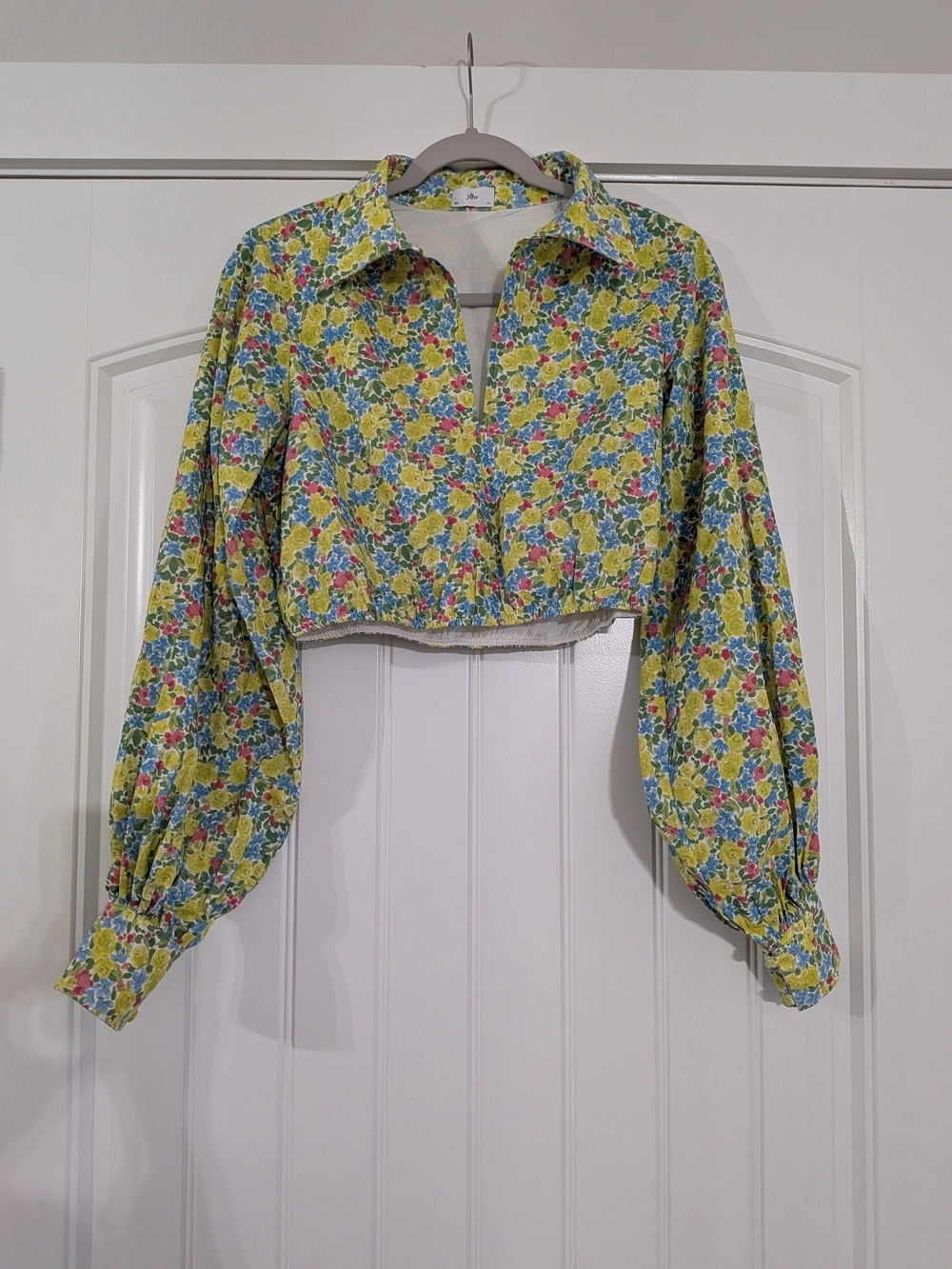 Yllw The Label Cropped Floral Deep V-Neck Collard Long Sleeve Linen Top